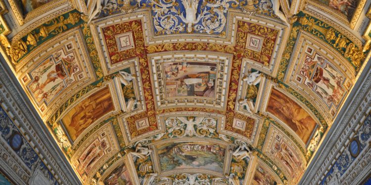 How Museums Are Adapting to Modern Technology How Museums Are Adapting to Modern Technology