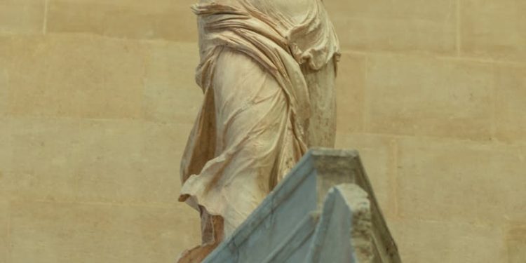 A Visual Journey Through the Louvre: Must-See Masterpieces A Visual Journey Through the Louvre: Must-See Masterpieces
