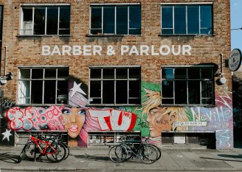 How to Avoid Tourist Traps and Find Local Art Gems