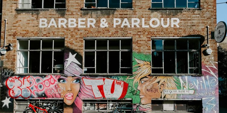 How to Avoid Tourist Traps and Find Local Art Gems